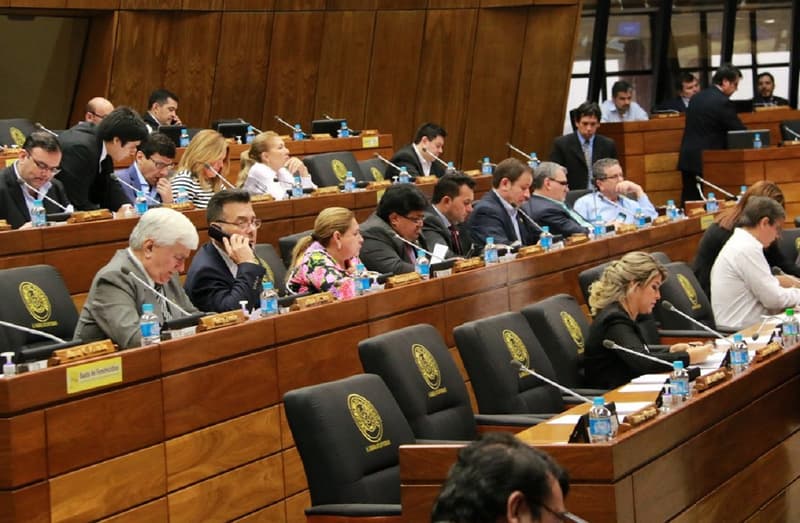 Hasta en vacaciones diputados retiran vales de combustible