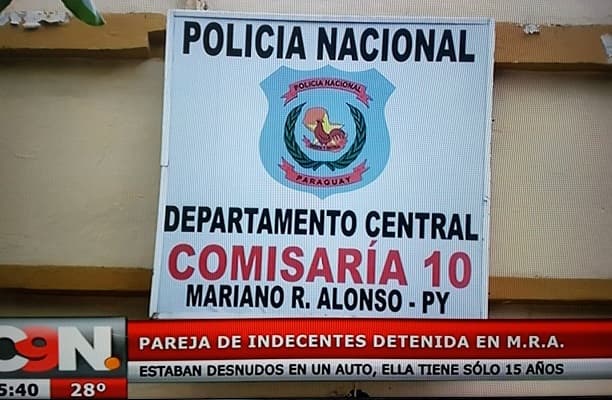 Adolescente es hallada desnuda con un hombre en un auto