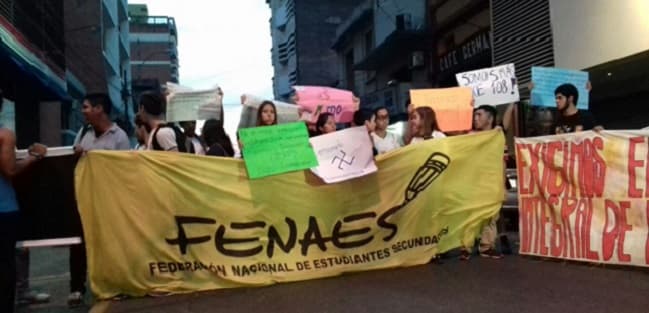 Estudiantes se manifiestan frente al MEC contra resolución del ministro