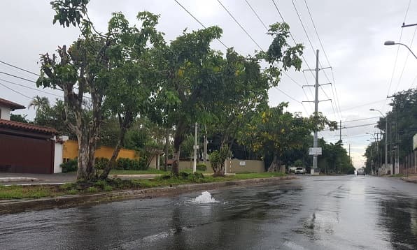 “Géiser” en plena avenida lambareña
