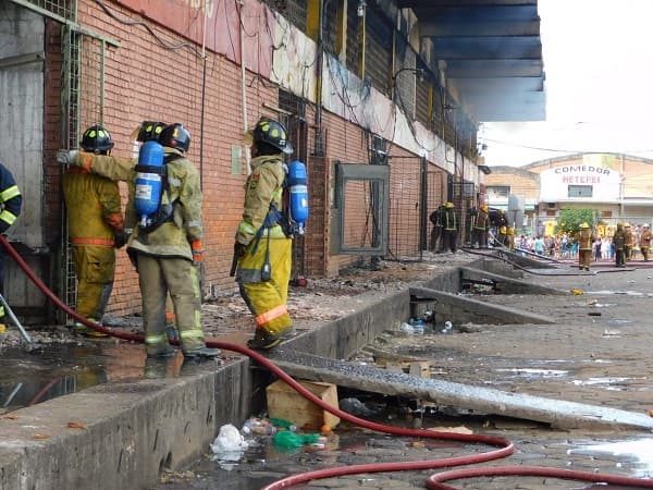 Fuego alcanzó comercio de pirotecnia e incendio fue incontrolable