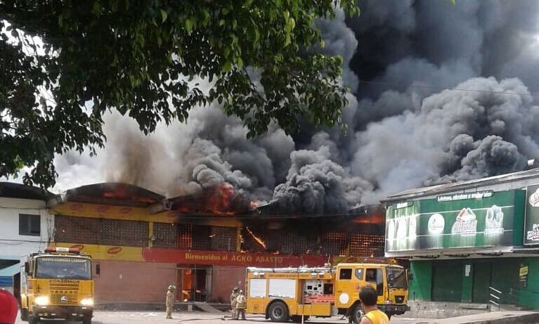Incendio de gran magnitud en el Mercado de Abasto