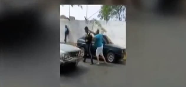 Ofuscada, mujer golpea a agente de tránsito