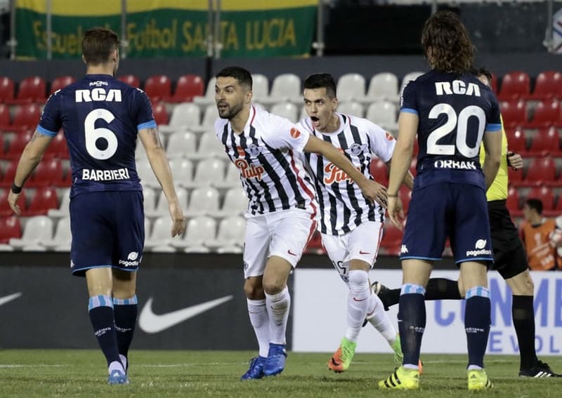 Libertad derrota a Racing en partido de ida