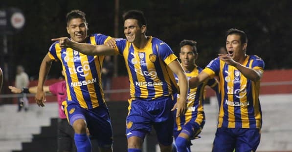 Luqueño triunfa y se aferra a la punta