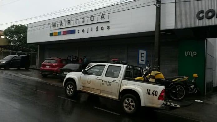 Empleado balea a asaltantes