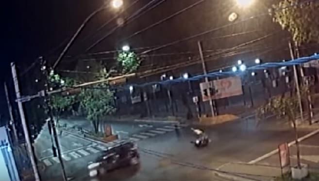 Buscan a chofer que huyó tras arrollar a un motociclista