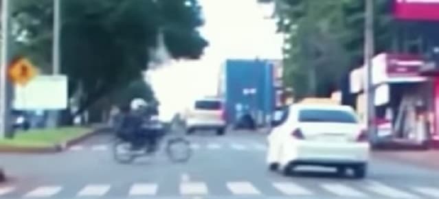 Motociclista sobrevive a fuerte choque