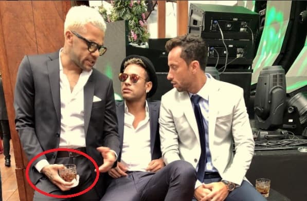 Neymar y Dani Alves, de fiesta antes del partido ante Chile