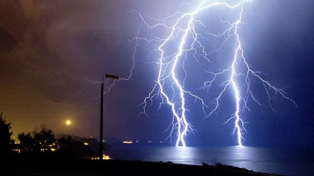 Hermanos fallecen tras la caída de un rayo en Itapúa