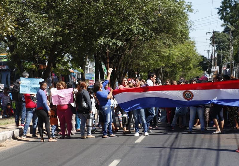 Mujeres del Bañado Sur exigen adelanto del pago de Tekoporã