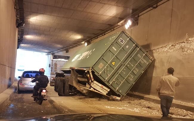 Contenedor cae en túnel de Semidei