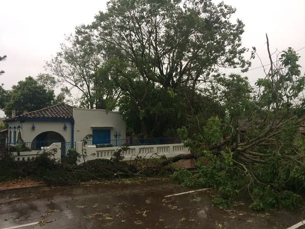 Destrozos y heridos en varios departamentos