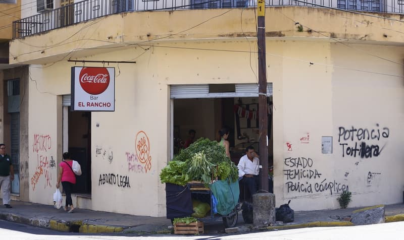 Buscan identificar a responsables de pintata durante marcha feminista