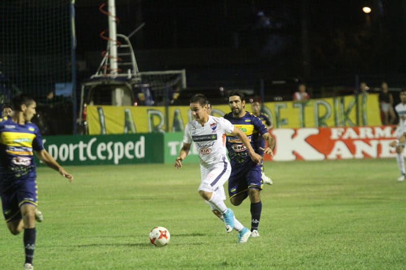 Trinidense complica a Nacional con 10 hombres