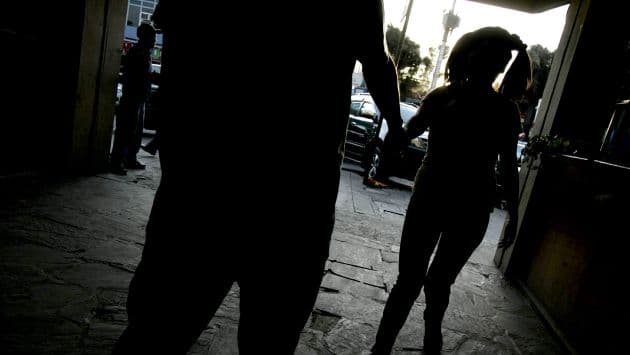 Mujer prostituía a sus hijas por G. 50 mil