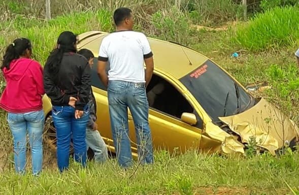 Hermanos mueren en choque entre moto y un automóvil