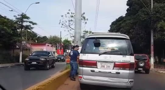 Golpiza en plena avenida