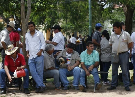 Docentes y funcionarios de la ANDE anuncian masiva movilización