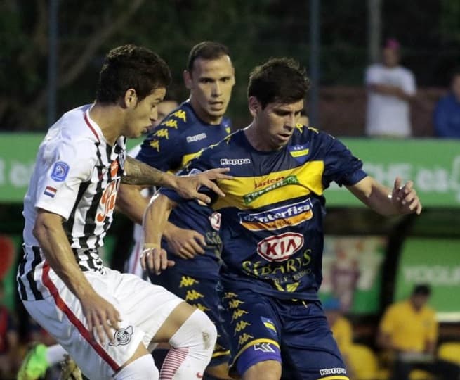 Tinidense triunfa ante Libertad y sigue con vida