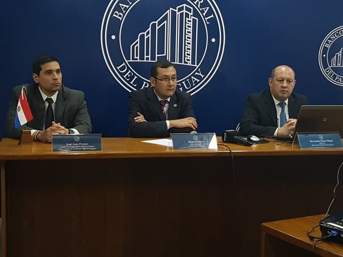 Dólar tendrá leve aumento en mes de las compras