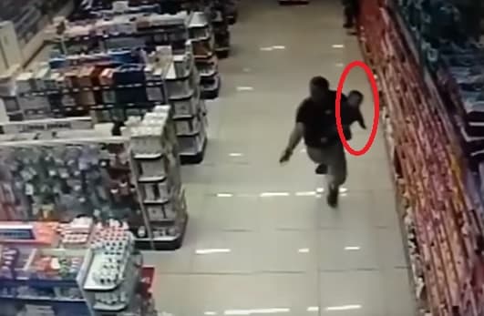 Policía acaba con dos asaltantes con su bebé en brazos