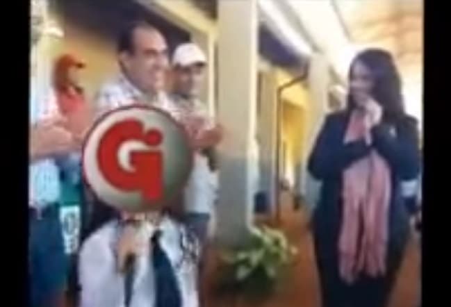 Directora es sumariada por "canto colorado"