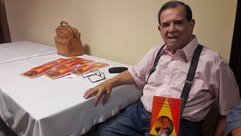 Ante la necesidad, Carlitos Vera vende libros