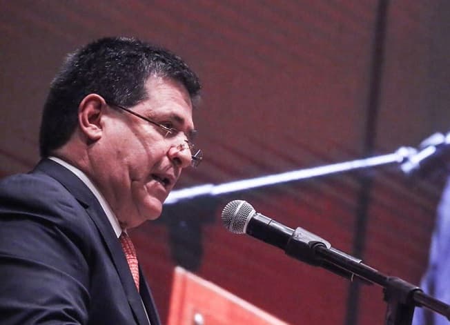 Cartes recula y retira renuncia