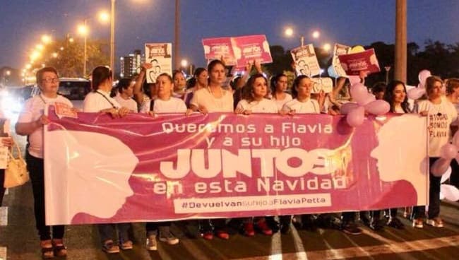 Hijo de ministro de la Corte impide a madre ver a su niño, denuncian