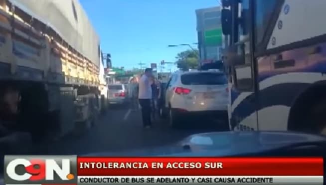 Chofer amenaza con barra de hierro a conductora