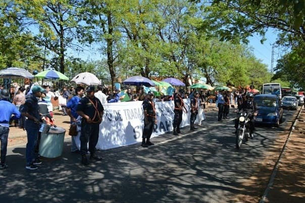 Trabajadores de Clínicas cierran avenida reclamando mayor presupuesto