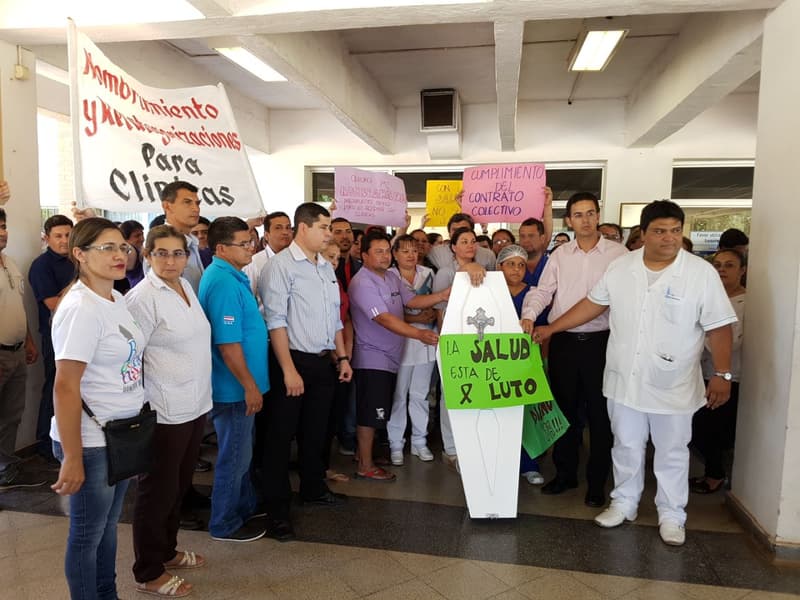 Funcionarios de Clínicas y la UNA irán a huelga por 30 días