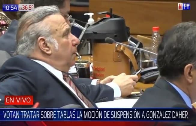 Colegas apañan a González Daher