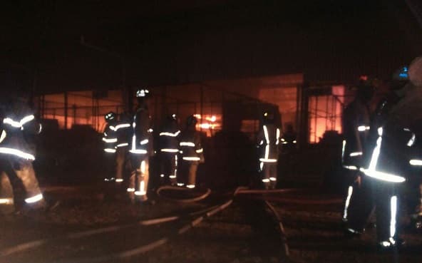 Resguardan viviendas cercanas al incendio