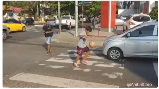 Joven impacta con su talento en las calles asuncenas