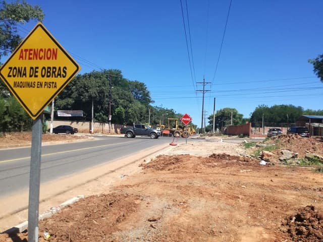 Cinco meses de retraso en avenida Laguna Grande