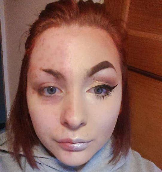 Su novio la abandonó al verla sin maquillaje