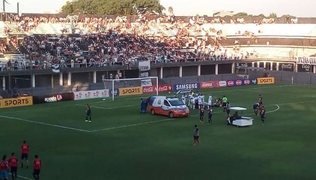 Juvenil sufre fuerte golpe y es retirado en ambulancia