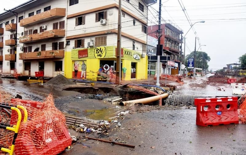 Obra del metrobús se desmorona y afecta a edificios