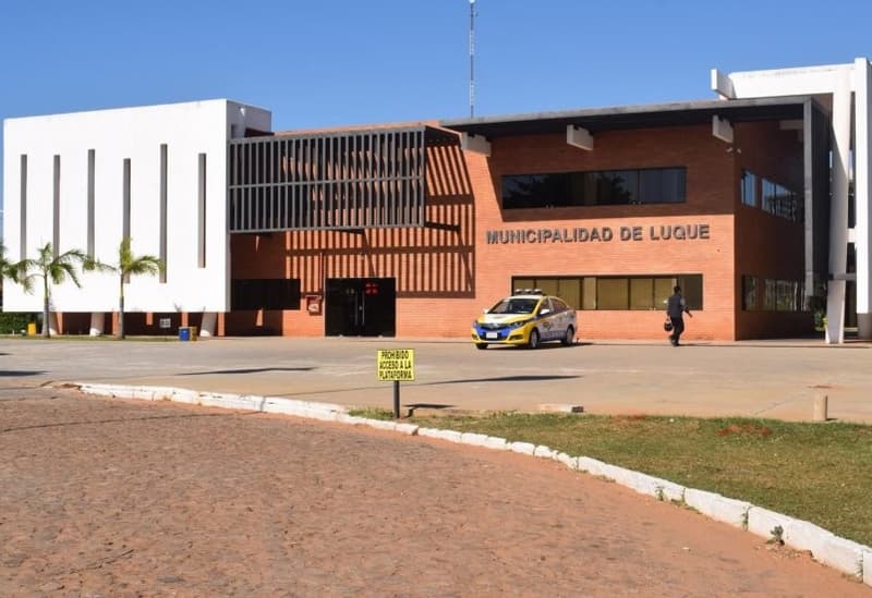 Mujer denuncia millonaria estafa en la Municipalidad de Luque