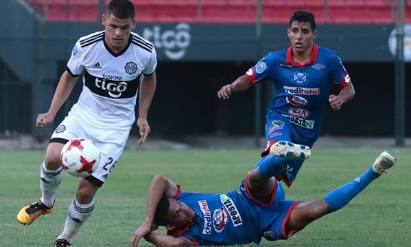 Olimpia remonta y se mantiene en la pelea