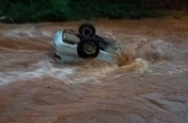 Conductor cae a un arroyo y fallece atrapado en su vehículo