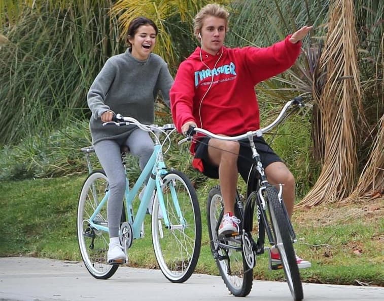 El beso que confirma el regreso de Selena Gómez y Justin Bieber