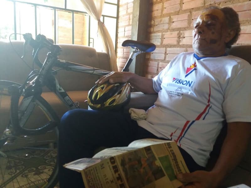 Distinguido ciclista sufrió accidente y necesita ayuda