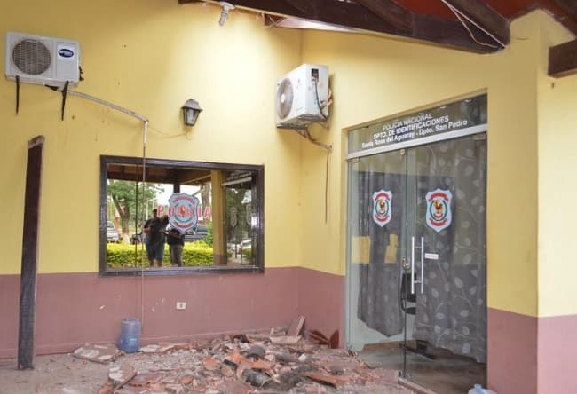 Cae techo de comisaría