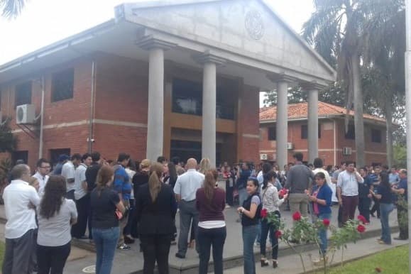 Funcionarios de la UNA se manifiestan