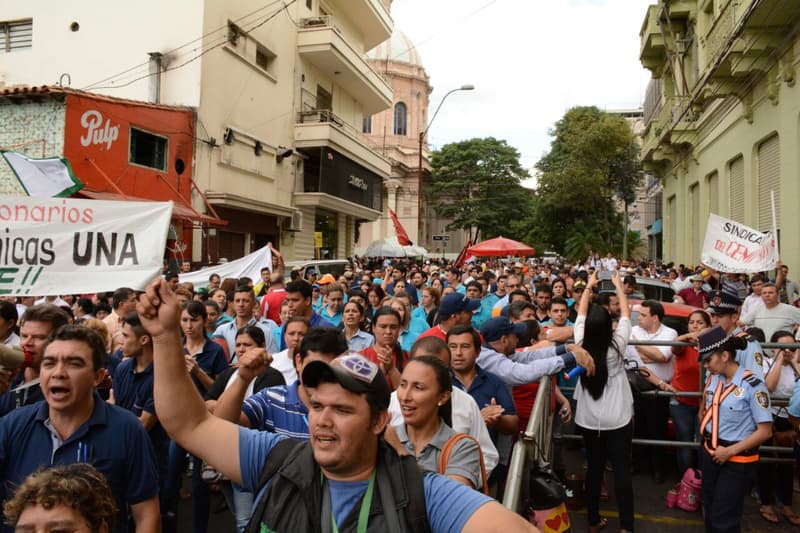 Ministra acepta diálogo y manifestantes de la UNA desbloquean sede de Hacienda