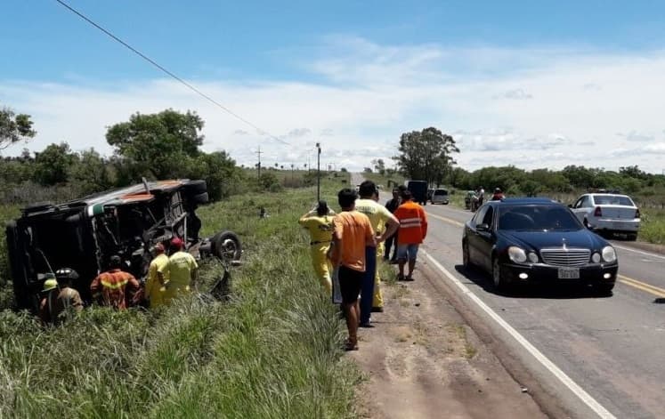 Bus vuelca y deja cinco heridos