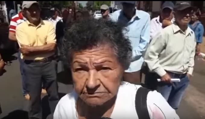 Adultos mayores se manifiestan por falta de pago